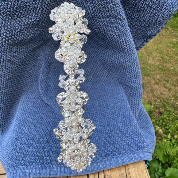 Elegant Silver and Pearl Hair Accessory main image 6